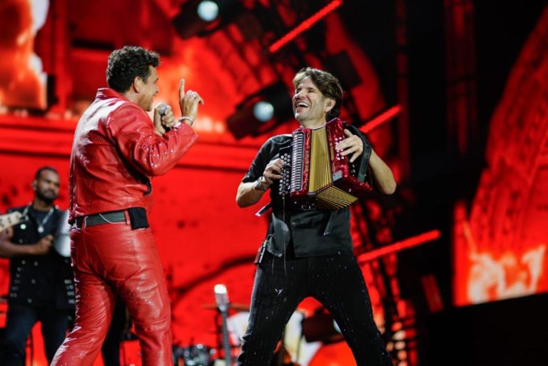 Silvestre Dangond y Juancho de la Espriella arrasan en Bucaramanga con su tercer lleno total.