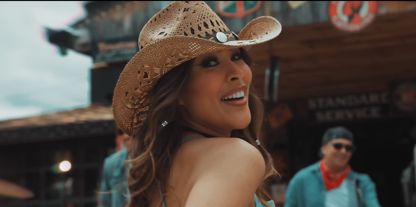 La cantante vallenata, Karen Lizarazo conquistó La Jagua de Ibirico post thumbnail image