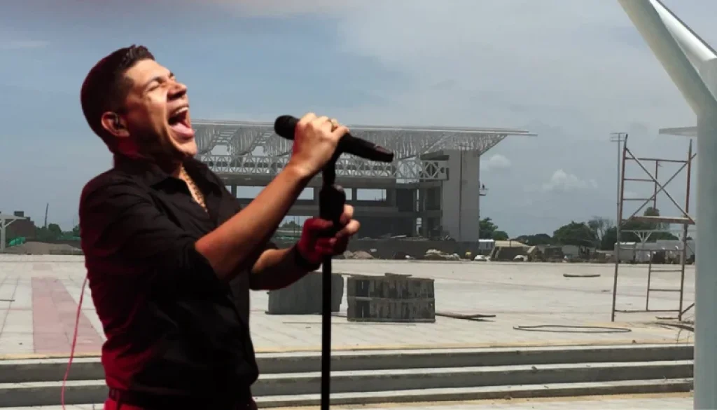 Kbeto Zuleta y la tarima de Becerril