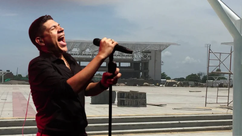 Kbeto Zuleta y la tarima de Becerril