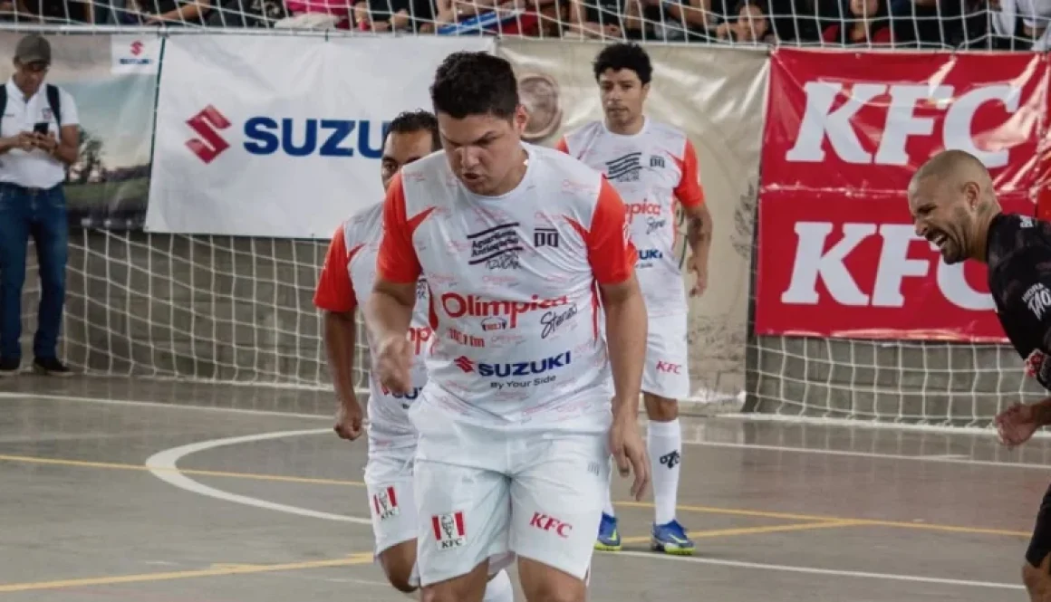 Elder Dayan jugando futbol
