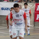 Elder Dayan jugando futbol