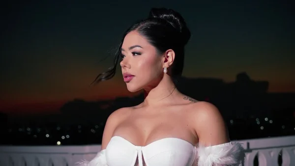 Ámbar Gracía cantan un tema escrito por Felipe Peláez