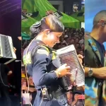 Pipe interpreta junto a una policía