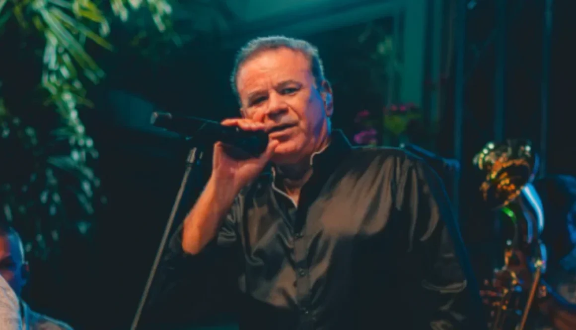 Ivanvillazón recibe doble disco Vallenato FM Iván Villazón recibe doble disco