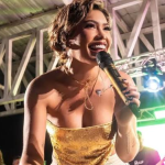 ANA DEL CASTILLO BAJO LA LLUVIA