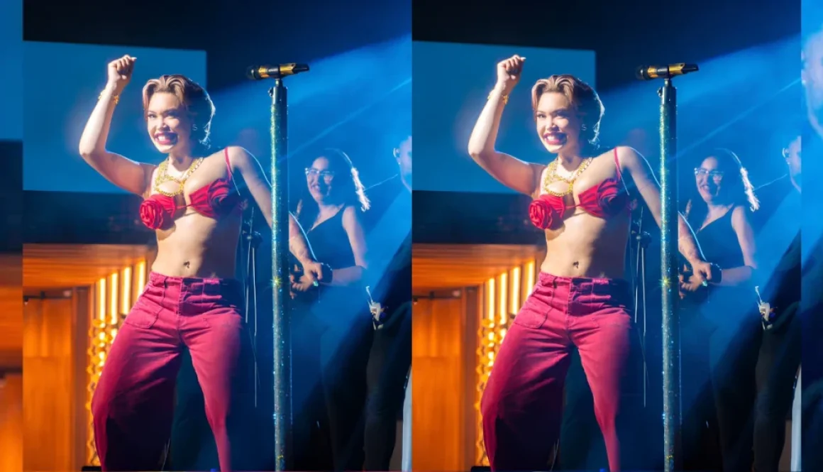 ANA DEL CASTILLO CANTA SENTADA EN UNA SILLA POR TEMAS DE SALUD