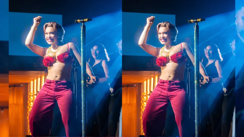 ANA DEL CASTILLO CANTA SENTADA EN UNA SILLA POR TEMAS DE SALUD